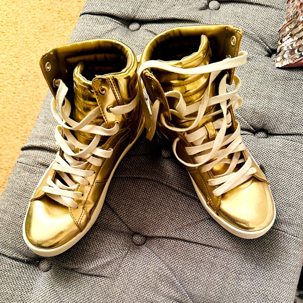 . It’s a glossy gold color. It’s ZARA, it’s my first post.used like 3or 4